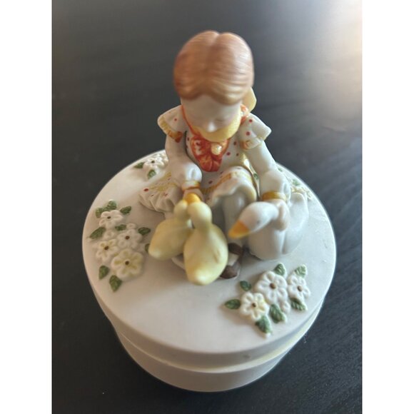 Porcelain Figurine Trinket Box A Mothers Touch Holly Hobbie 1980 Limited Edition - Picture 4 of 7